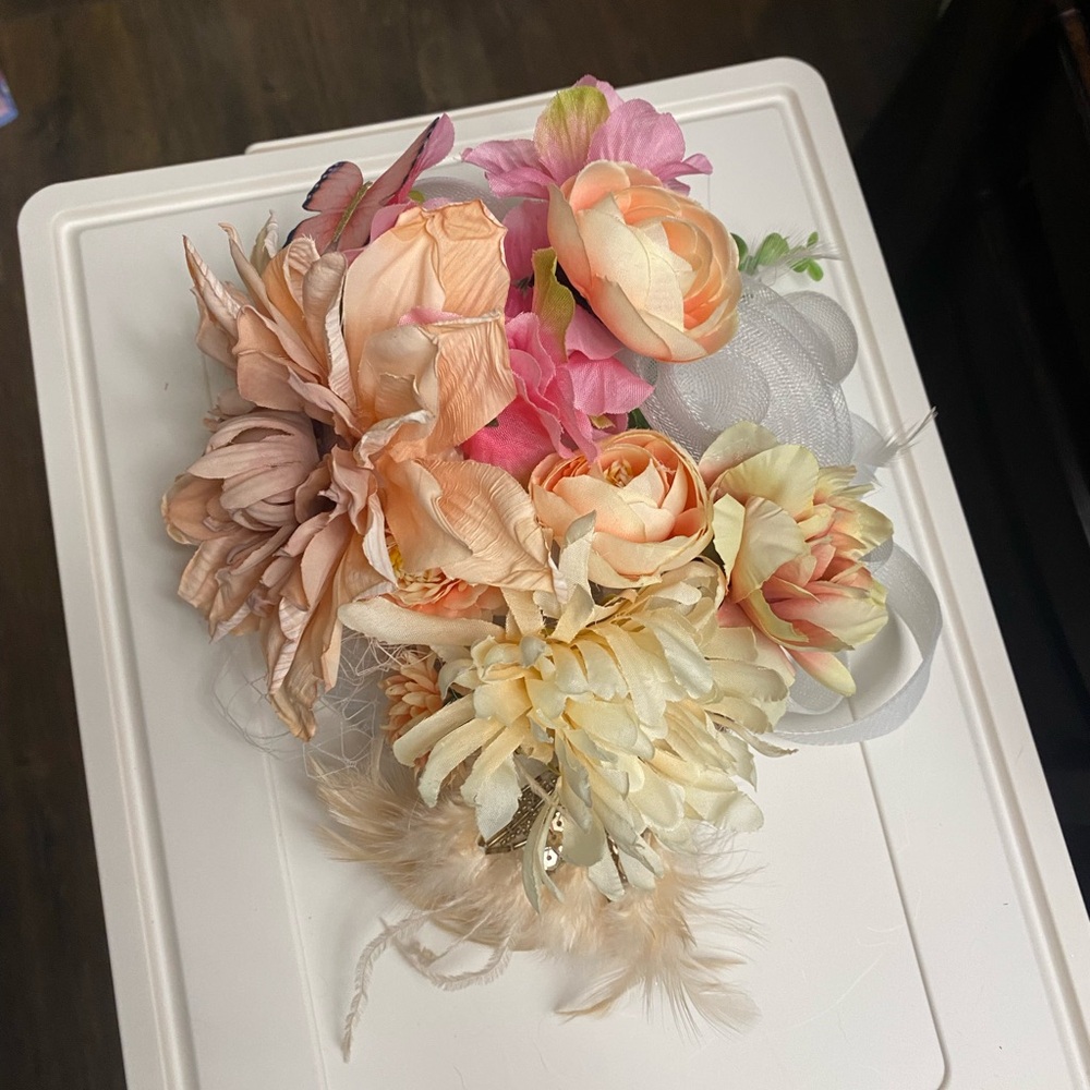 Fascinator Hat White 
Derby hat